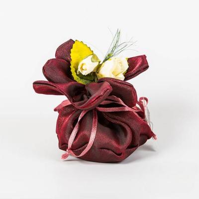 bourse pour dragées satinée avec bouquet de fleur
