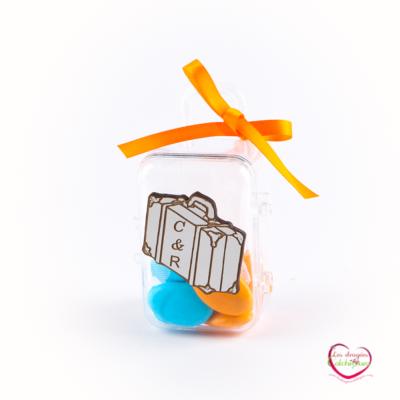 Etiquette petit sujet décoratif valise en bois pour contenant à dragées